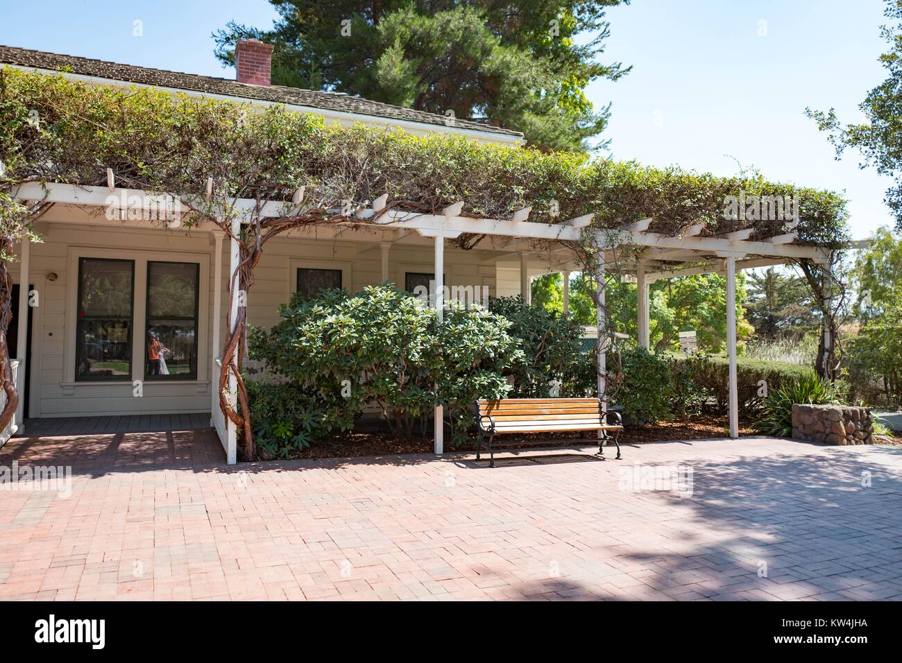 Zurück Terrasse an der Rengstorff House, einem restaurierten viktorianischen Haus und eines der ersten Häuser im Silicon Valley Stadt Mountain View, Kalifornien, 24. August 2016 errichtet. Stockfoto