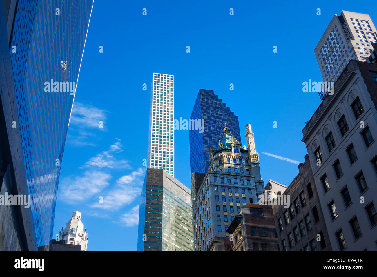 Alte und neue New York Wolkenkratzer entlang der 57th Street, in Midtown Manhattan gesehen Stockfoto
