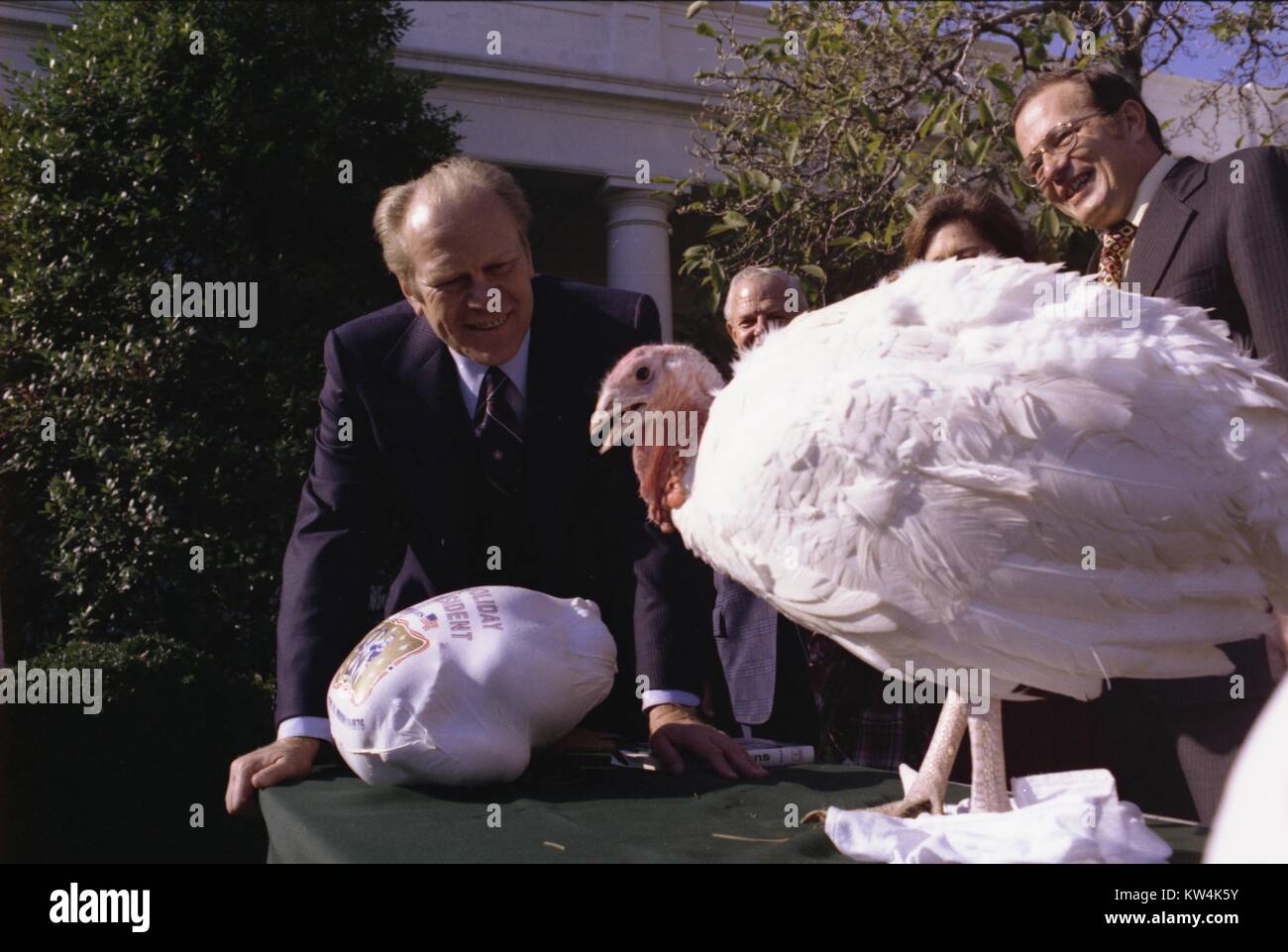 R Präsident Gerald Ford ist mit einem Thanksgiving Truthahn von der Nationalen Türkei Vereinigung im Weißen Haus, Washington, DC, 20. November 1975 vorgestellt. Mit freundlicher US National Archives. Washington, DC. Stockfoto