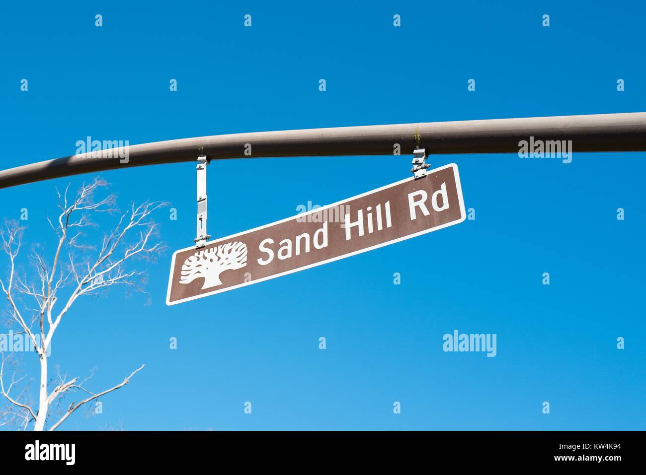 Iconic Sand Hill Road Sign vor blauem Himmel, auf Sand Hill Road im Silicon Valley Stadt Menlo Park, Kalifornien, 25. August 2016. Im Silicon Valley Kultur, und Hill Road' wird als metonym Für die Venture Capital Industrie verwendet, wie viele prominente Venture Capital Firmen haben Niederlassungen entlang der Straße. Stockfoto