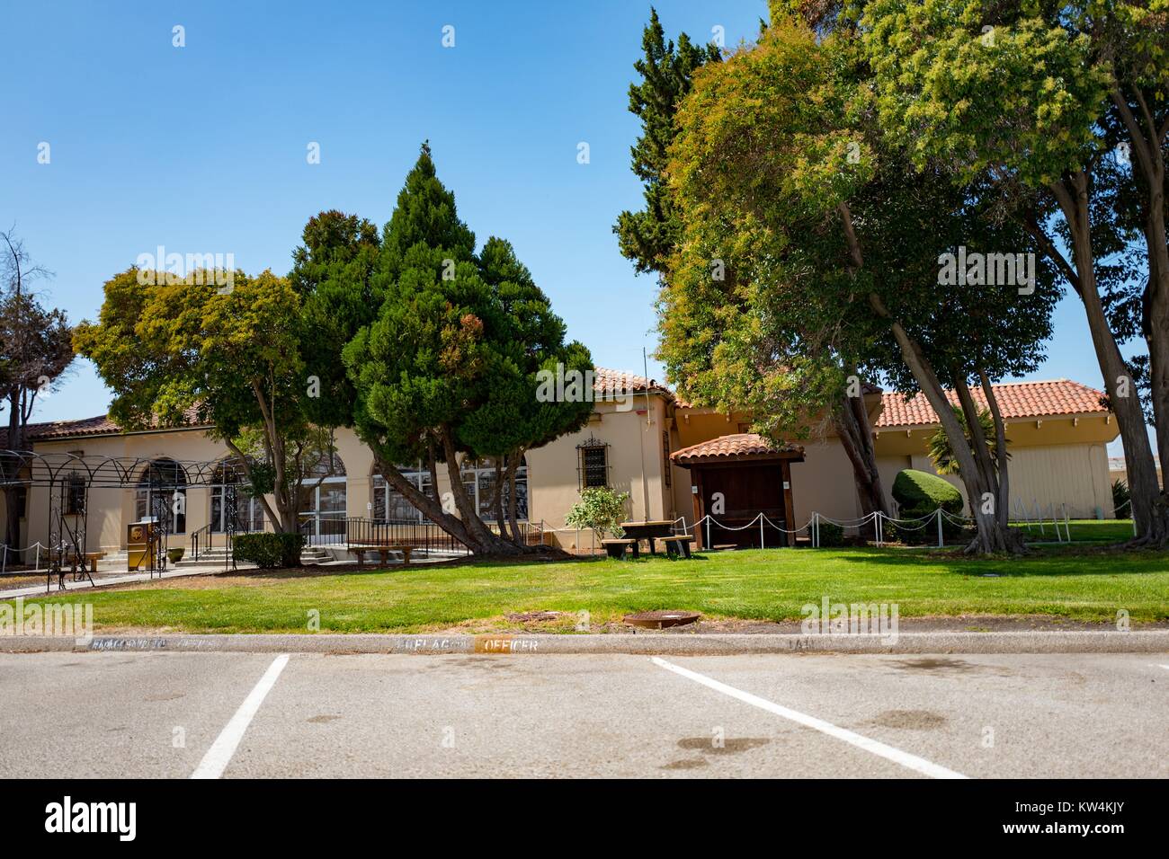 Spanish Colonial Revival Stil Gebäude mit Bäumen im sicheren Bereich des NASA Ames Research Center Campus im Silicon Valley Town in Palo Alto, Kalifornien, 25. August 2016. Stockfoto