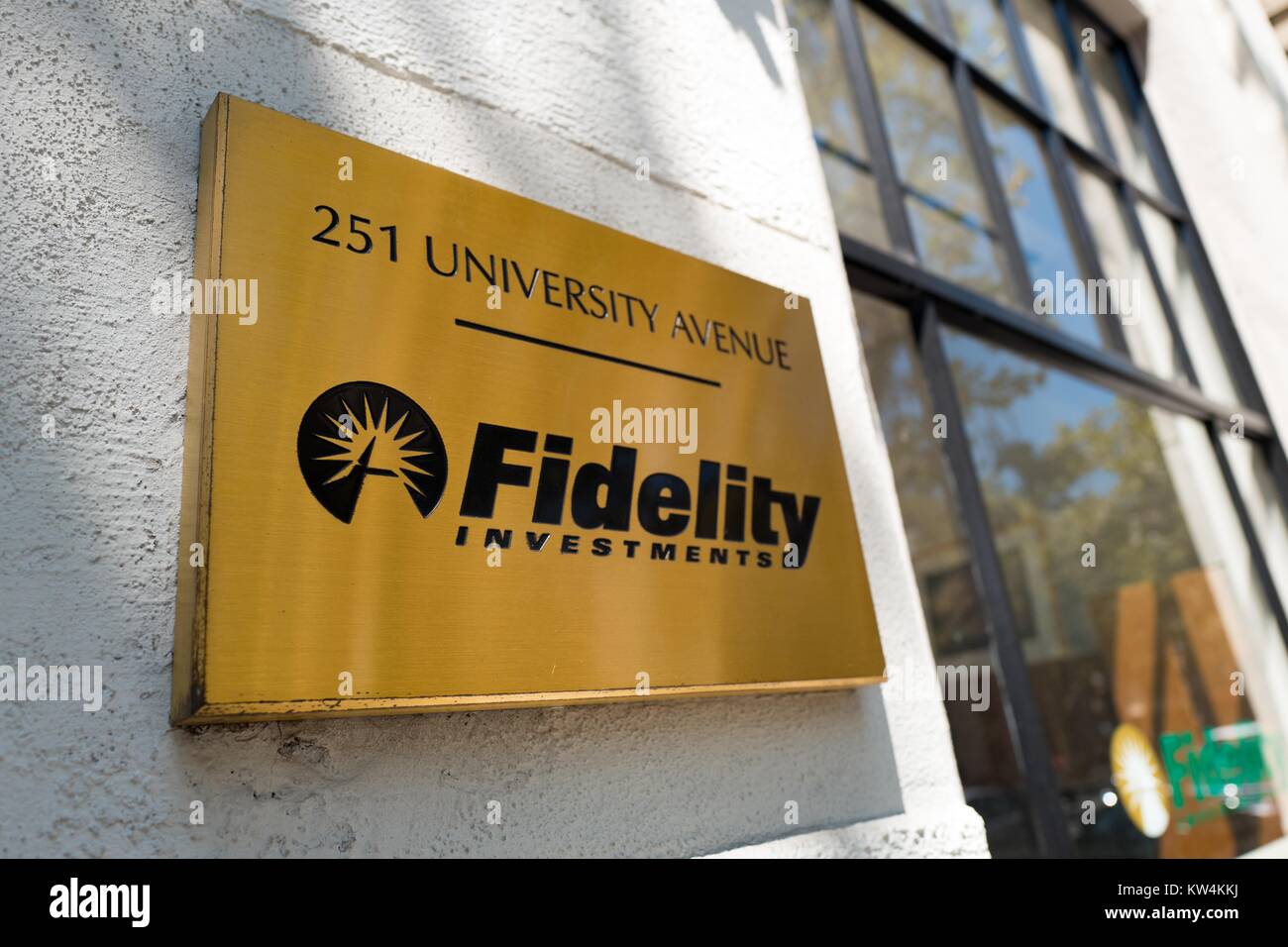 Beschilderung mit Logo für Fidelity Investments, die auf die University Avenue im Silicon Valley Town in Palo Alto, Kalifornien, 25. August 2016. Stockfoto