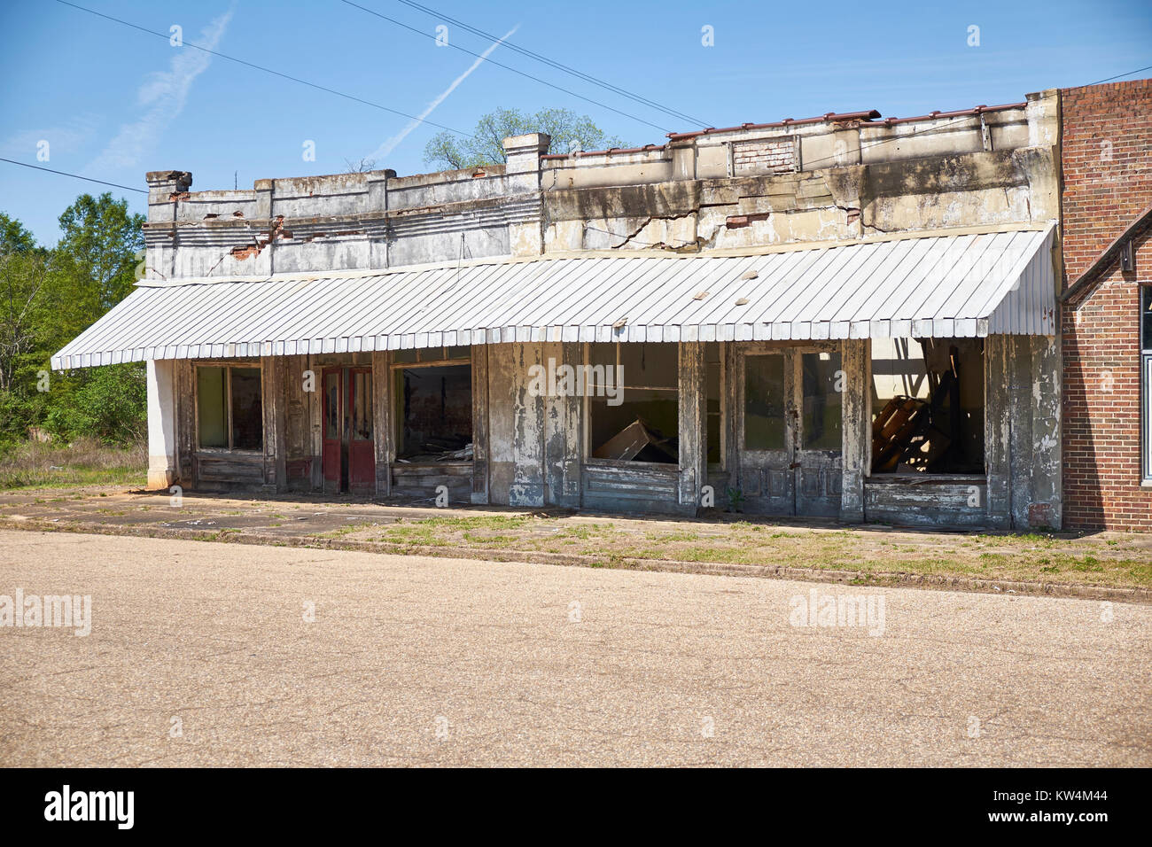 Abgebrochene store Front, oder Schaufenster, in dem die Armut in kleinen ländlichen Gemeinden Fort, Alabama, United States. Stockfoto