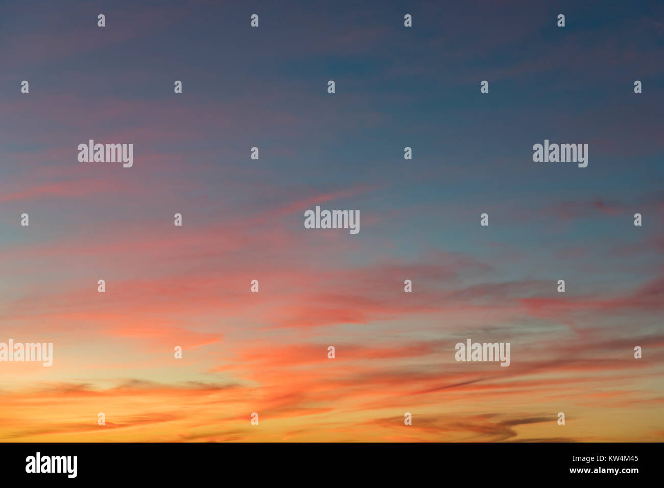 Sonnenuntergang Himmel mit Wolken Stockfoto