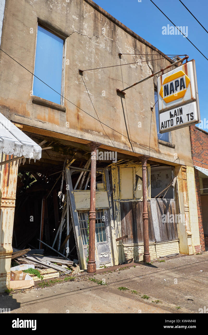 Abgebrochene store Front, oder Schaufenster, in dem die Armut in kleinen ländlichen Gemeinden Fort, Alabama, United States. Stockfoto