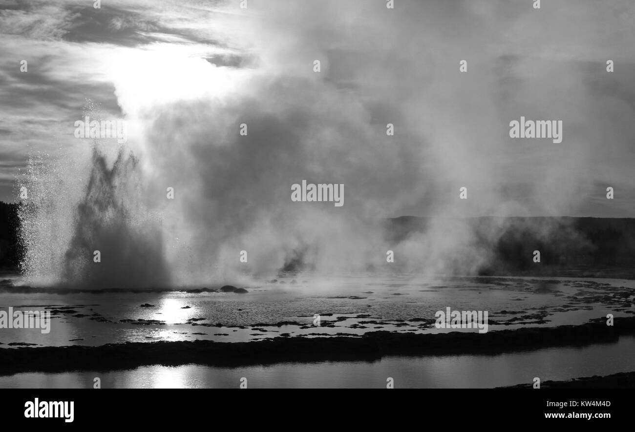 Great Fountain Geysir Ausbruch, Yellowstone National Park, Wyoming, Oktober, 2012. Bild mit freundlicher Genehmigung von Jim Peaco/Yellowstone National Park. Stockfoto
