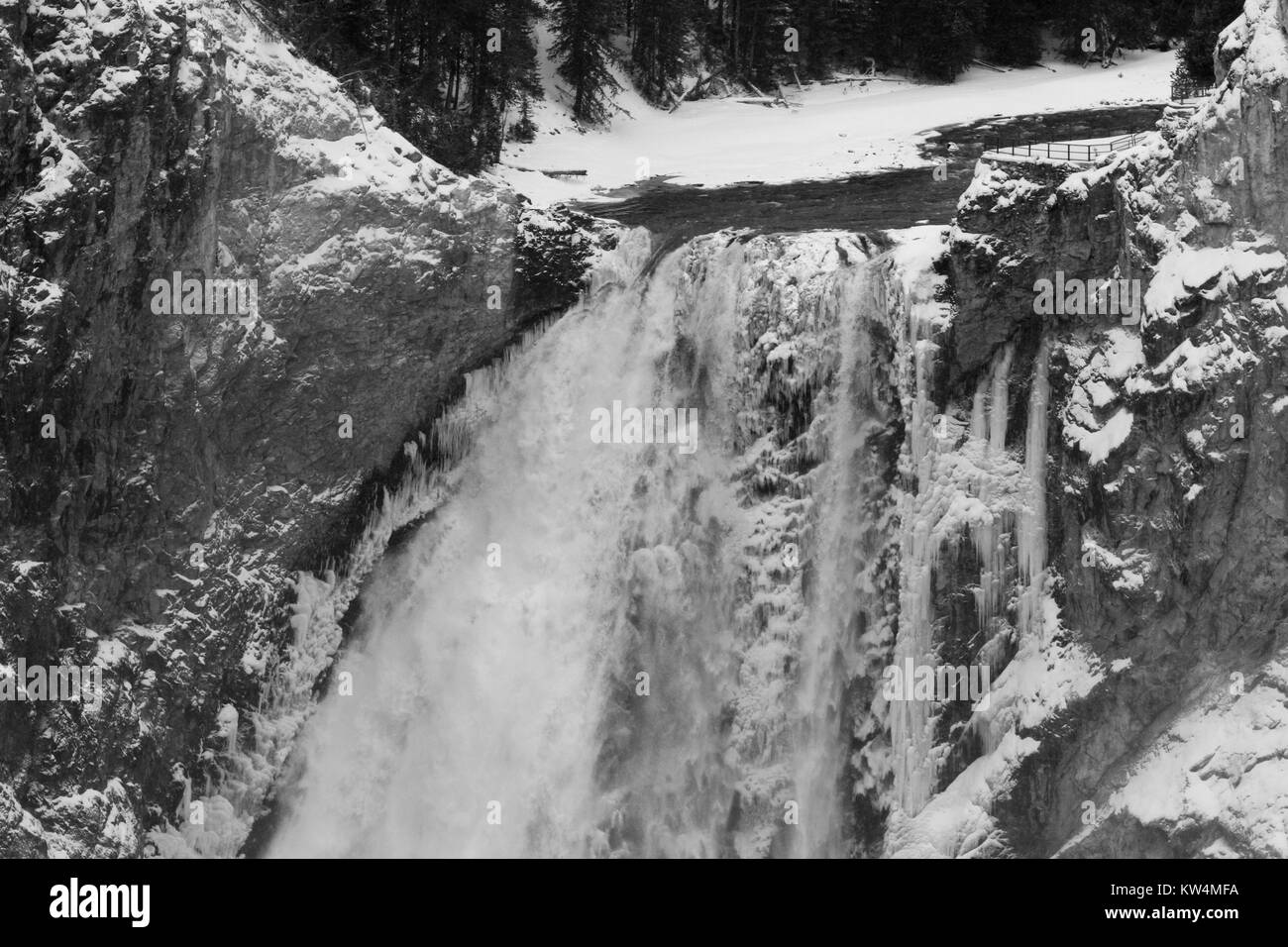 Den Rand der unteren Fällt der Yellowstone River, Yellowstone National Park, Wyoming, 4. Dezember 2012. Bild mit freundlicher Genehmigung von Jim Peaco/Yellowstone National Park. Stockfoto