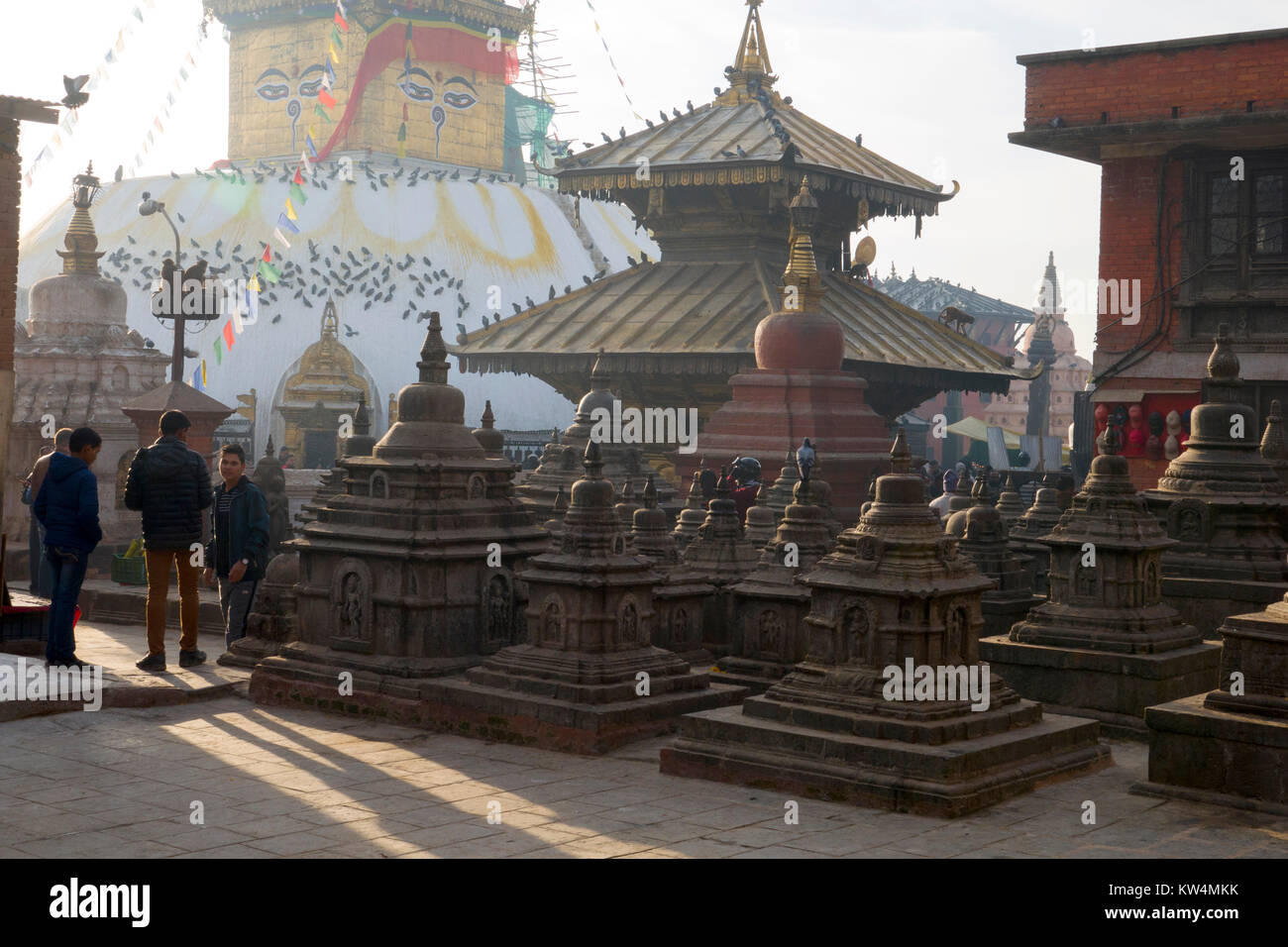 Menschen Gottesdienst an der Spitze von Swayambhunath Tempel in Kathmandu, Nepal Stockfoto