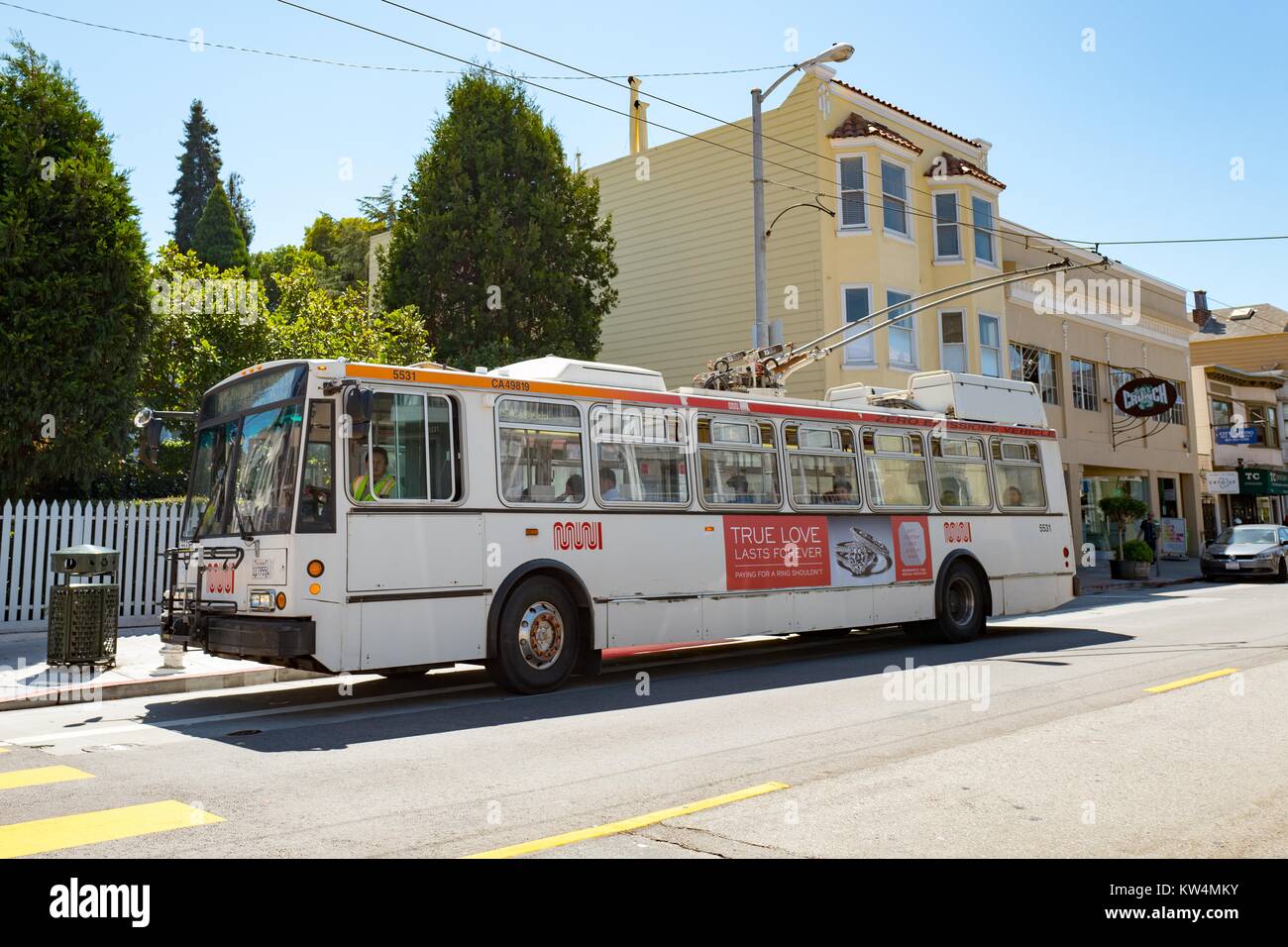 Electric Bus auf der Union Street in der Cow Hollow Viertel von San Francisco, Kalifornien geparkt, 28. August 2016. Die Busse, die betrieben werden durch die San Francisco Municipal Railroad (Muni), normale Straßen nutzen, sind aber durch den Stromabnehmer auf die Oberleitung verbunden sein. Stockfoto