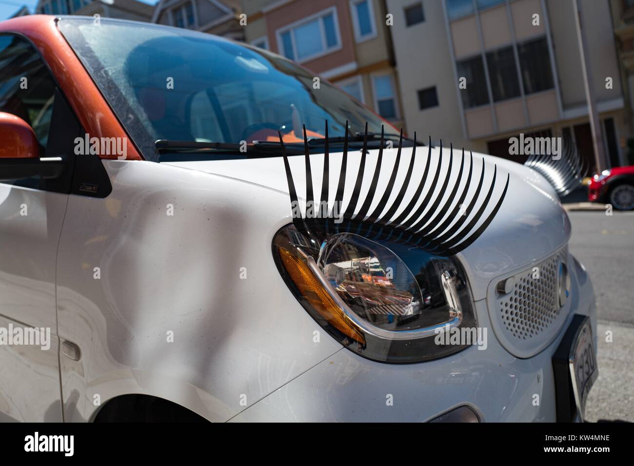 Kleines Auto mit Scheinwerfern ausgestattet, wie Wimpern, auf der Straße in  der Cow Hollow Viertel von San Francisco, Kalifornien geparkt, August 28,  2016 Stockfotografie - Alamy