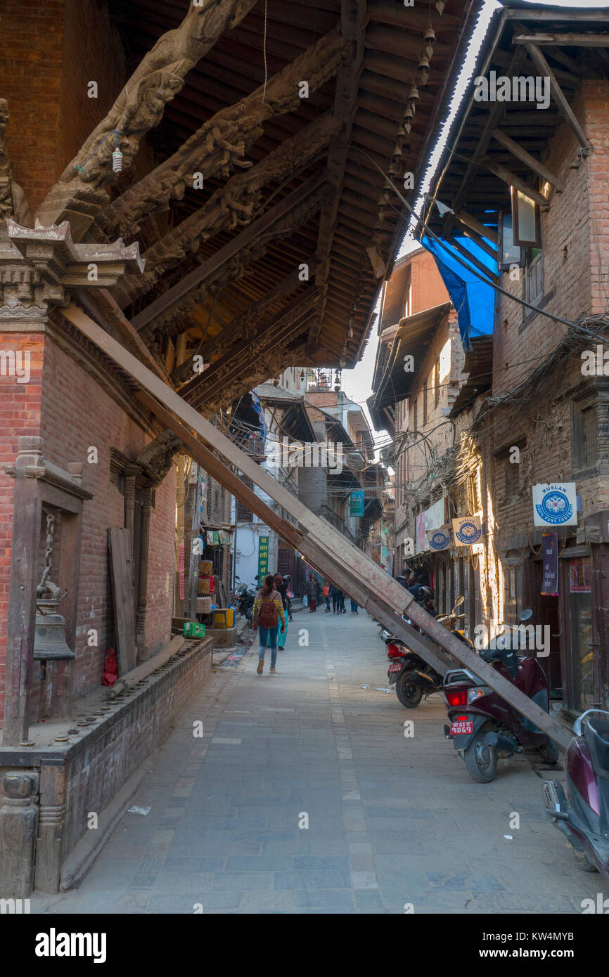 Erbe Gebäude gehalten, mit Holzmöbeln unterstützt folgende umfangreiche Schäden im Jahr 2015 Kathmadu Erdbeben Stockfoto