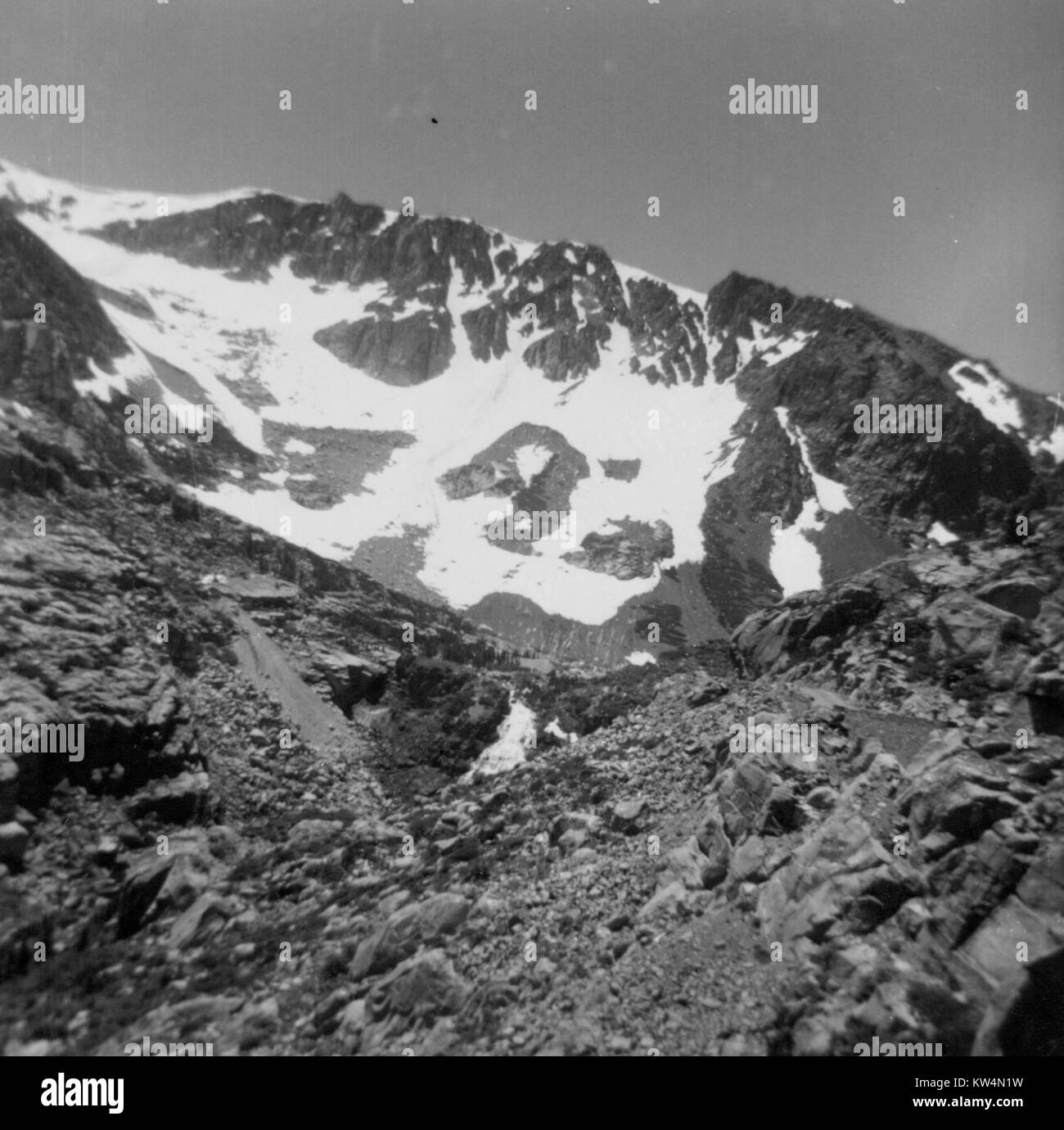 Die schneebedeckten Berggipfel an der Tioga Pass in den Yosemite National Park, Kalifornien, 1958. Stockfoto