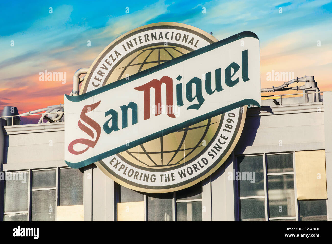 Logo der Bierbrauerei San Miguel Spanien Banner auf dem Gebäude Stockfoto