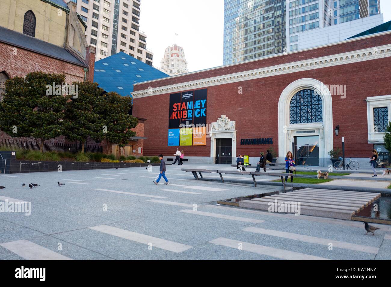 Banner Werbung ein Stanley Kubrick Ausstellung hängen an der Außenseite des Zeitgenössischen Jüdischen Museum, San Francisco, Kalifornien, 4. September 2016. Stockfoto