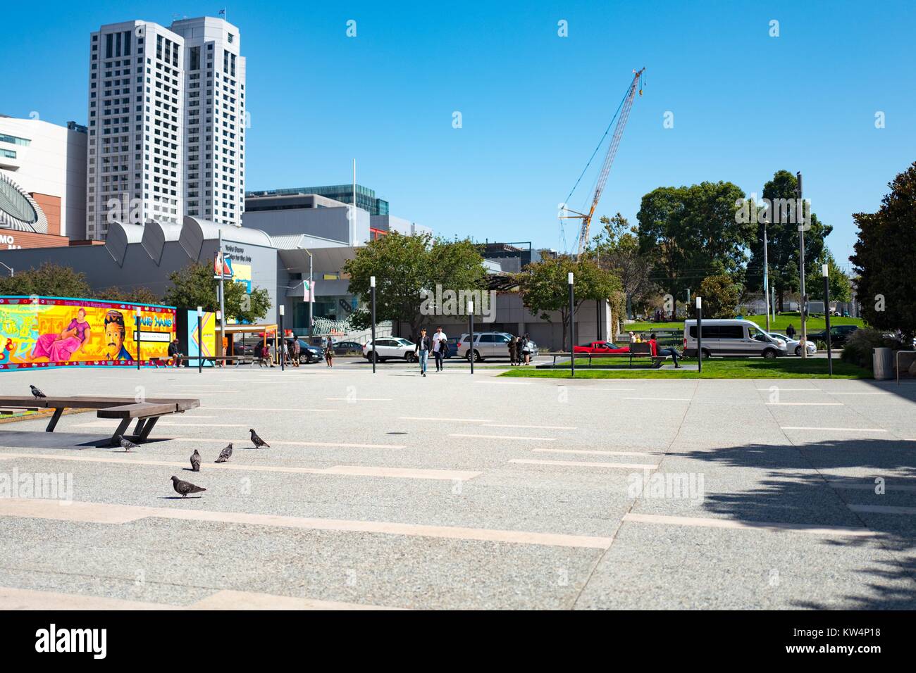 Das Äußere des Yerba Buena Center für die Künste als von einem Plaza auf der anderen Straßenseite gesehen, San Francisco, Kalifornien, 4. September 2016. Stockfoto