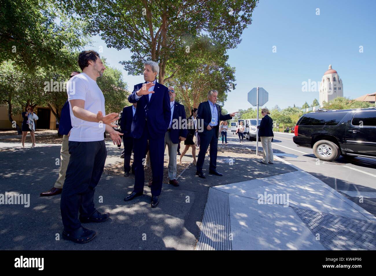 US-Außenminister John Kerry Chats mit Google Gründer Sergey Brin nach dem Anzeigen von Google selbst - die Autos fahren auf der Global Entrepreneurship 2016 Innovation Markt auf dem Campus der Stanford Universität in Palo Alto, Kalifornien, 23. Juni 2016. Mit freundlicher Genehmigung des US-Staates. Stockfoto
