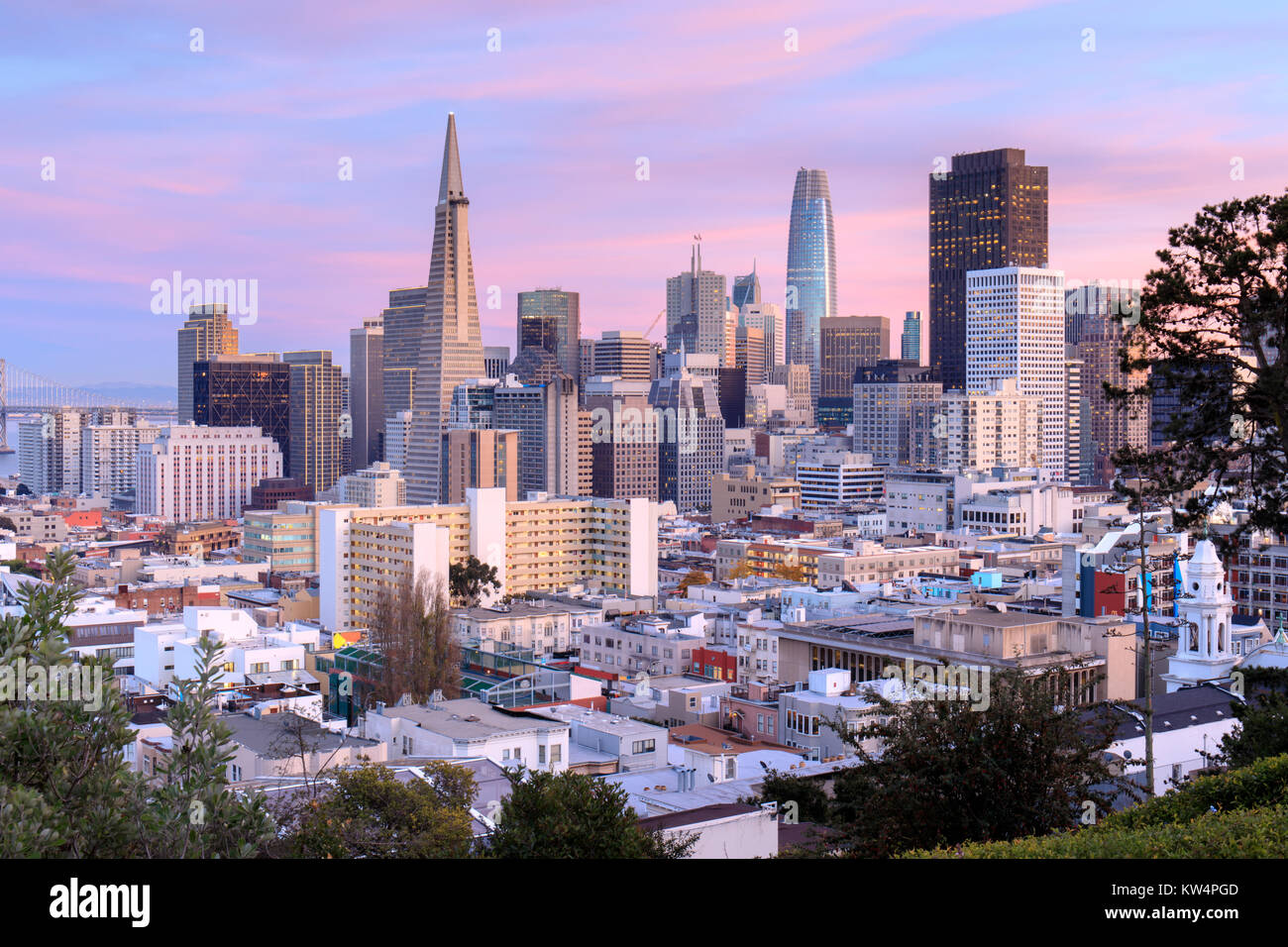 San Francisco Skyline in Rosa und blauen Himmel. Stockfoto