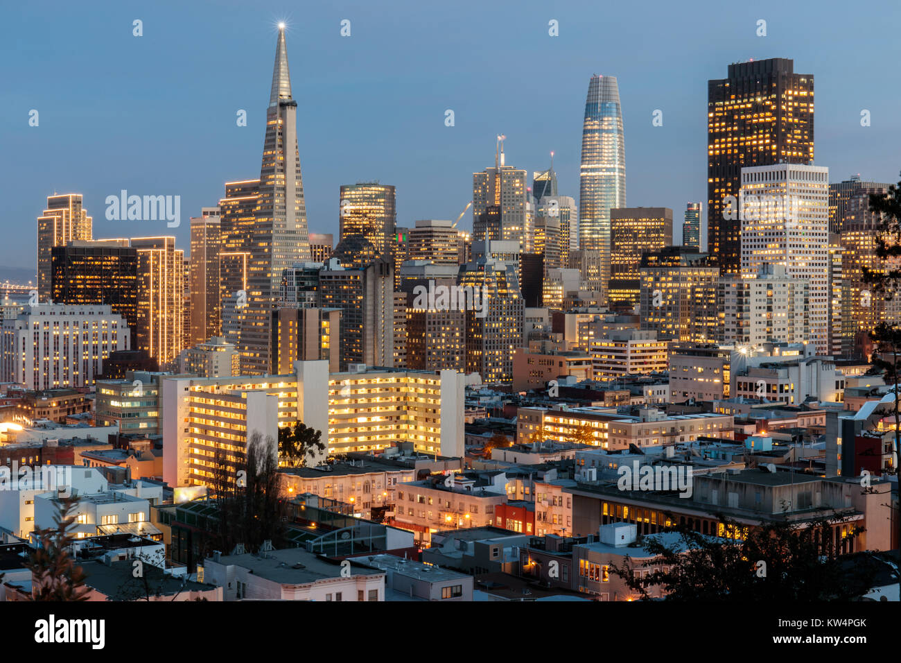 San Francisco Skyline leuchtet in den Ferien Saison. Stockfoto