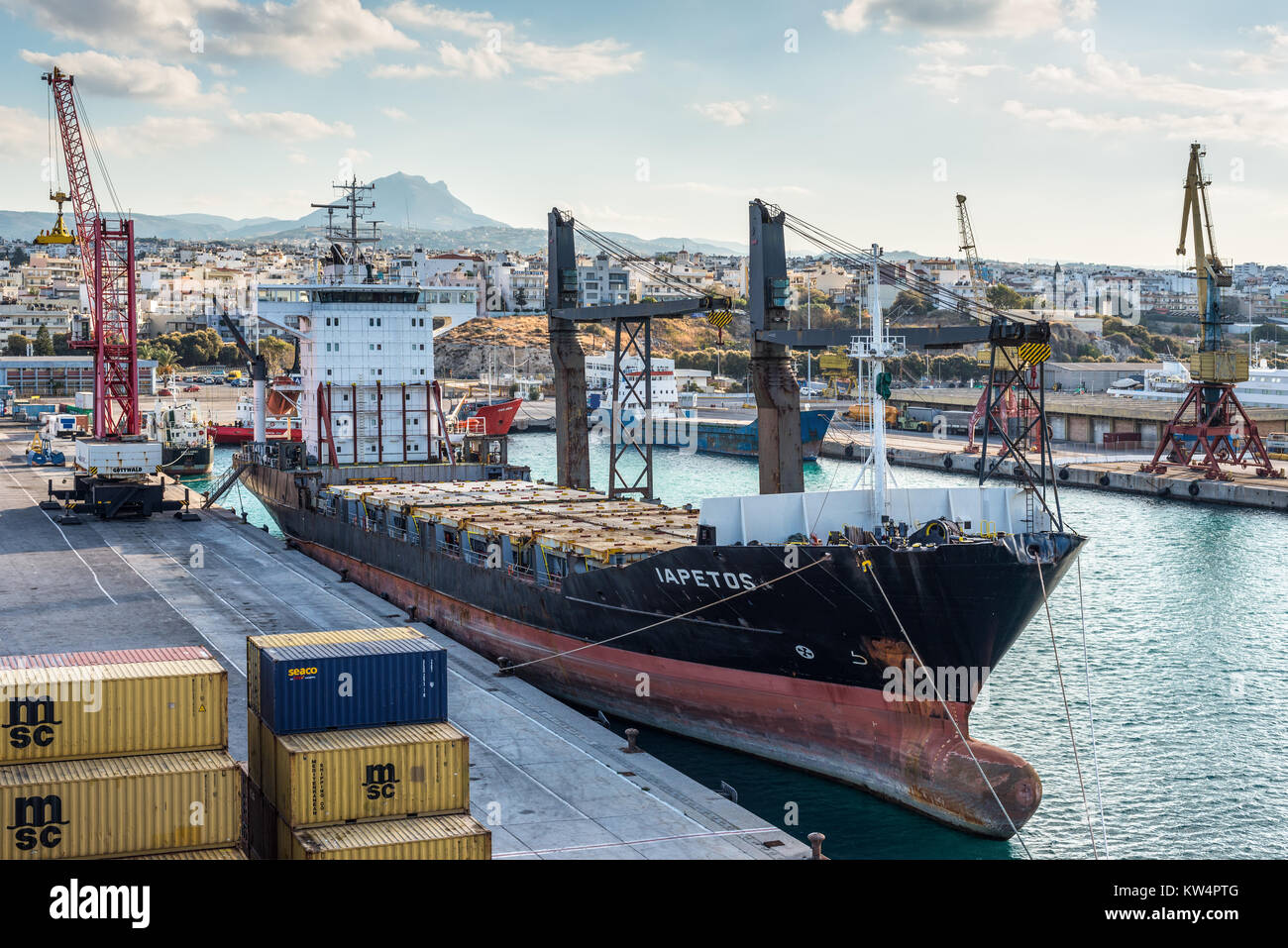 Heraklion, Griechenland - 2 November, 2017: Container schiff Das Iapetos warten auf der Verladung im Hafen von Heraklion, Kreta, Griechenland. Stockfoto