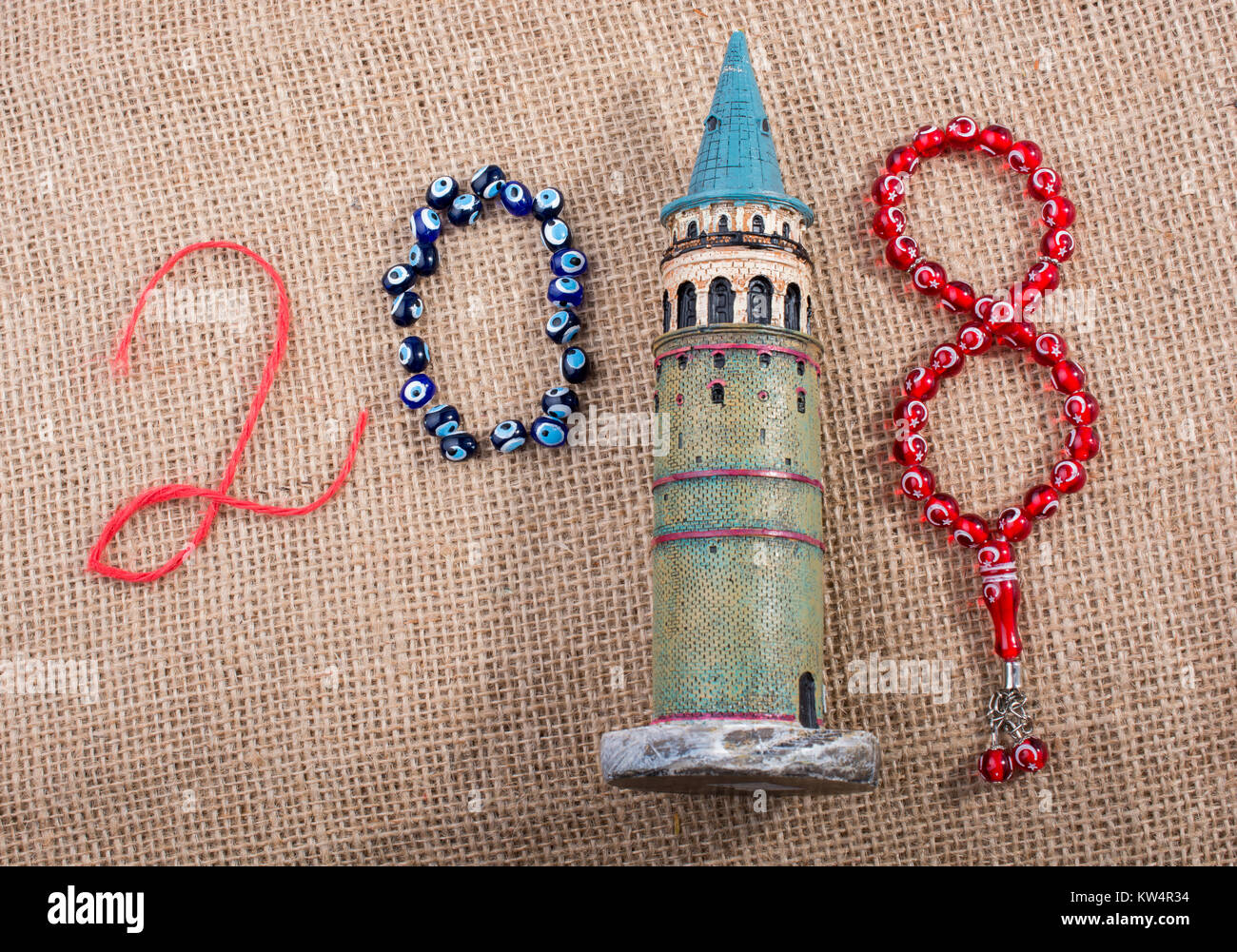 Glückliches Jahr 2018 mit Schieber, Galata-turm und Perlen Stockfoto