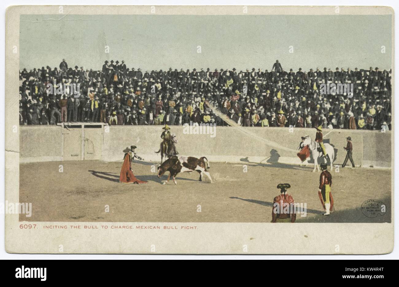 Stierkämpfer anstiftung Stier an den Mexikanischen Stierkampf zu berechnen, Masse von Zuschauern in steht, 1914. Von der New York Public Library. () Stockfoto