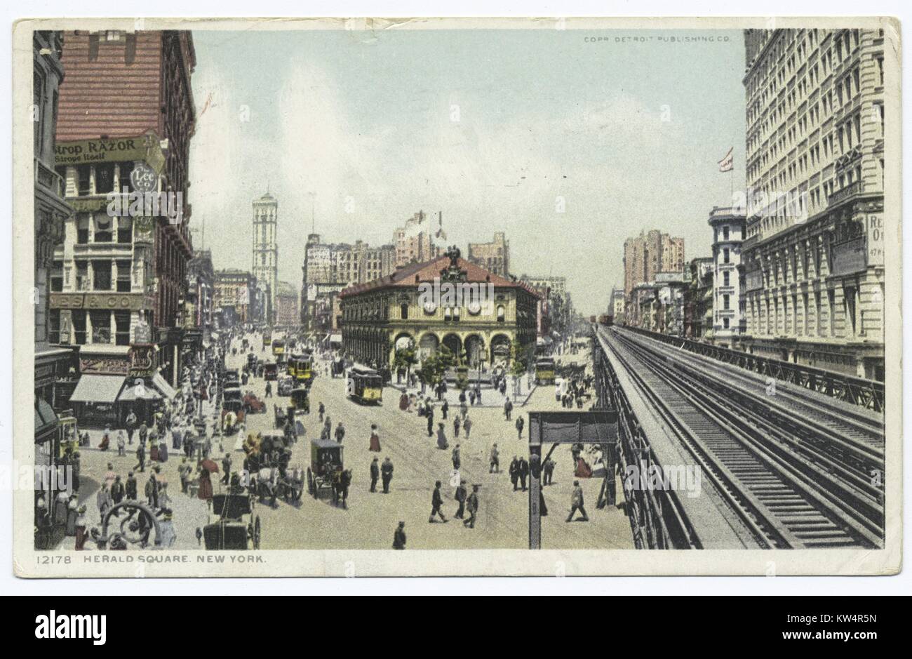 Street Scene mit Fußgänger-Verkehr und erhöht die Bahn, Herald Square, New York City, USA, 1914. Von der New York Public Library. () Stockfoto