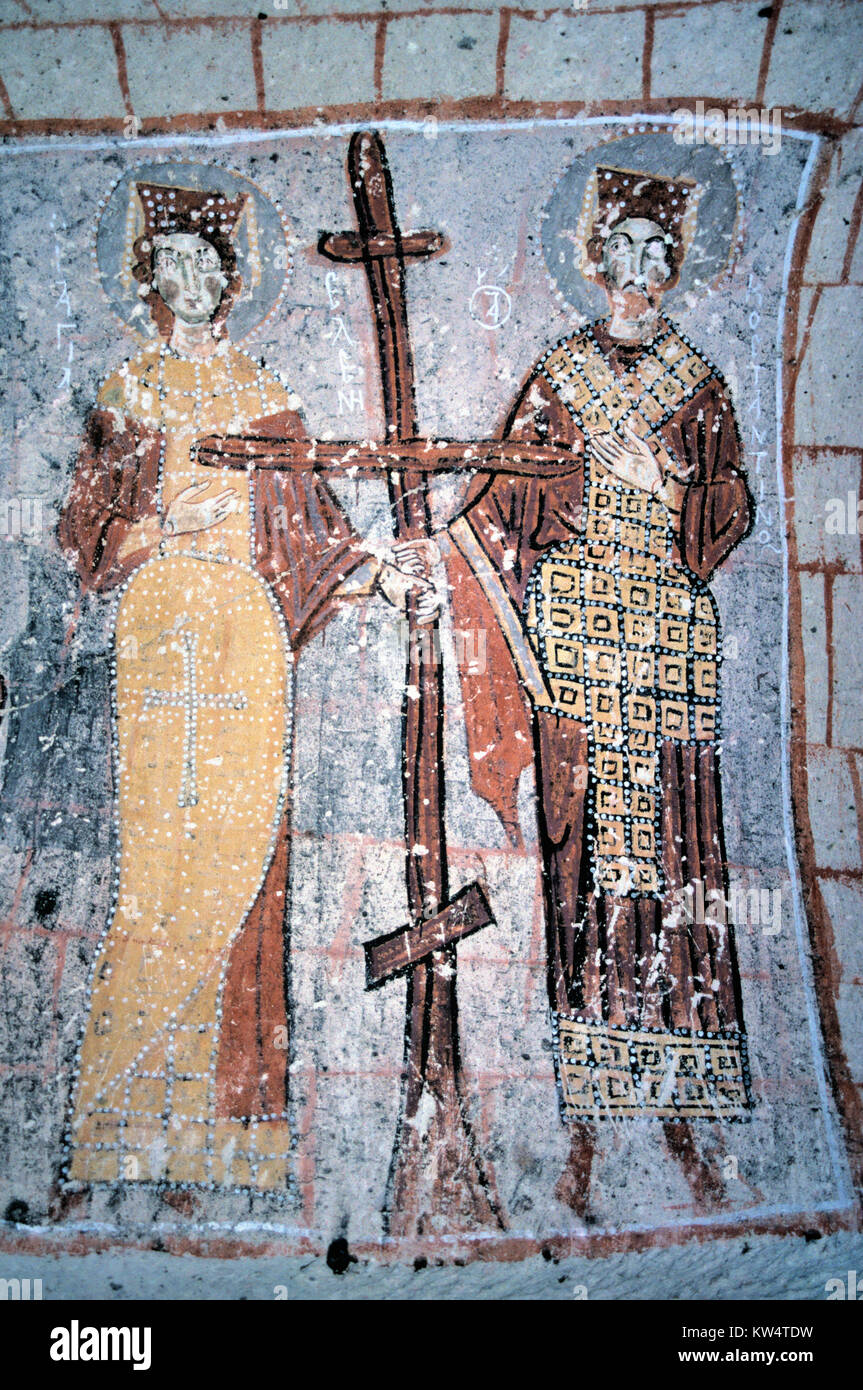 Beschädigte Fresken an der Wand oder an der Malerei (c 11-13 th) der byzantinischen Kaiser Konstantin der Große und seine Mutter, Helena, halten das christliche Kreuz, innen die Yilanli Kilise, die Kirche der Schlangen oder Schlange Kirche, Göreme Open Air Museum, Kappadokien, Türkei. Stockfoto