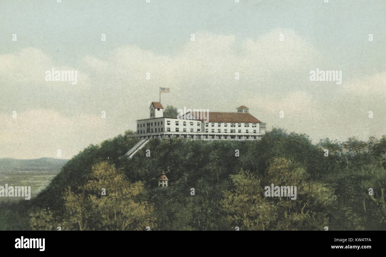 Postkarte des Mount Holyoke Hotel auf einem Hügel gelegen, in der Nähe von Holyoke, Massachusetts, 1914. Von der New York Public Library. Stockfoto