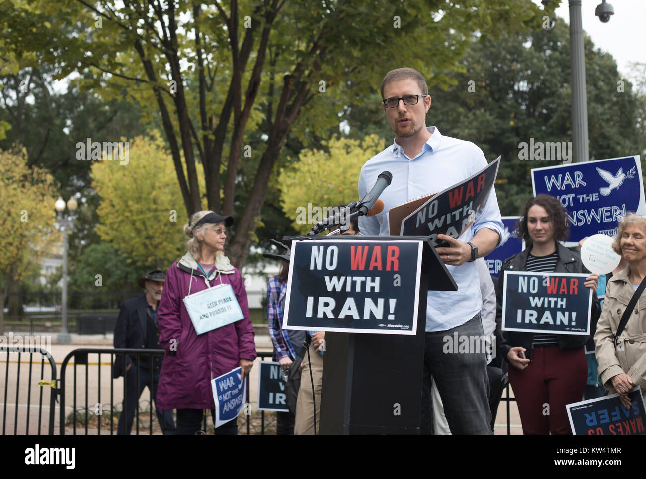 Washington, USA - 12. Oktober 2017: Protest "Kein Krieg mit Iran" vor dem Weißen Haus in Washington. Stockfoto