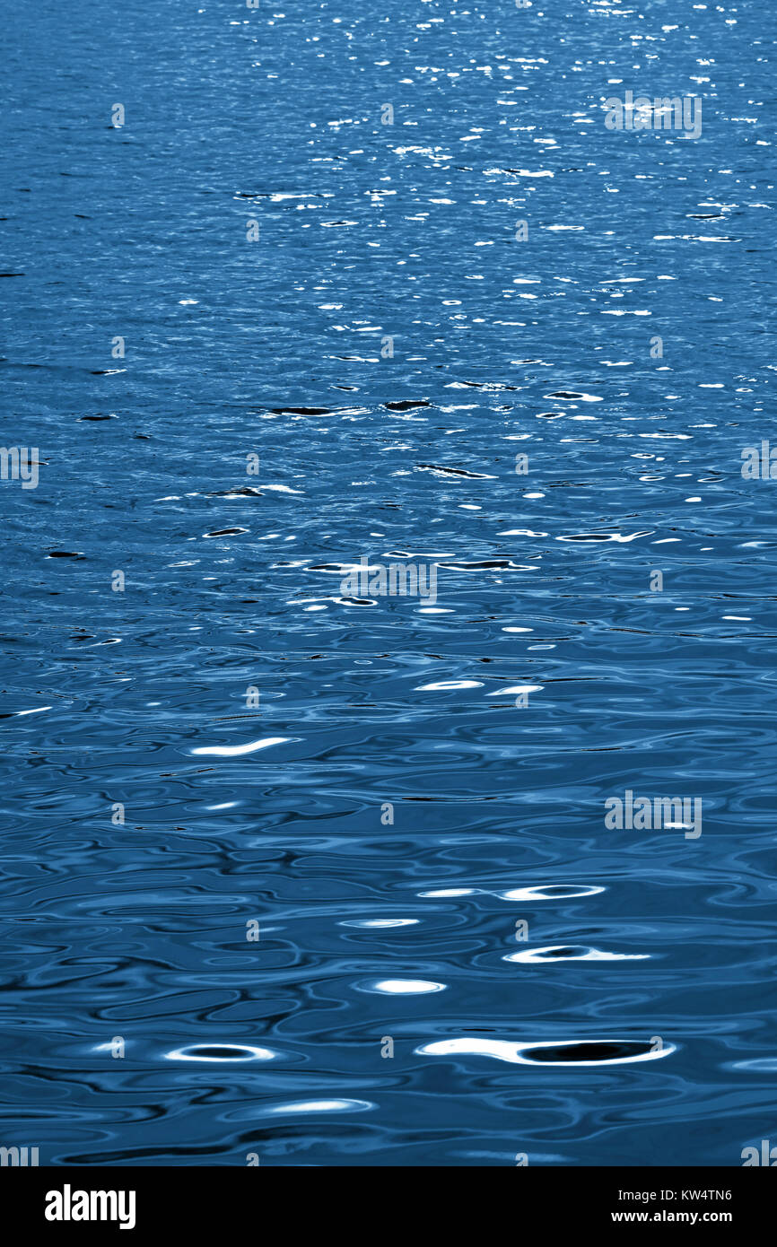 Schönen sonnigen glitzernde Wasser mit kleinen plätschernden Wellen Stockfoto