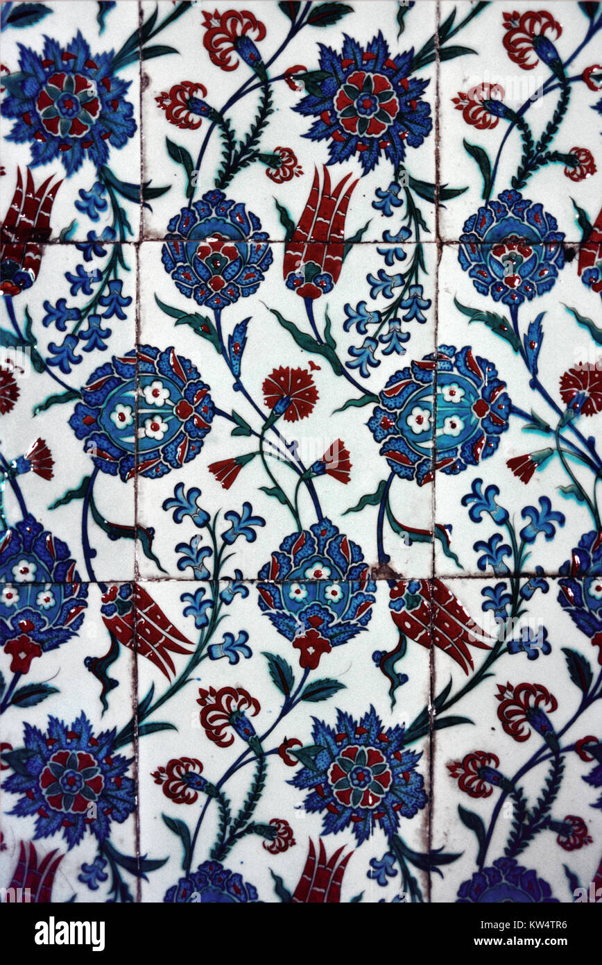 Polychrome Floral Iznik-kacheln (c 16.) In der Grabanlage Sehzade Mustafa (1515-1553), ältester Sohn des Sultan Suleiman dem Prächtigen, in der muradiye Moschee und dem Grab Komplexe oder Komplexe von Sultan Murad II., Bursa, Türkei Stockfoto