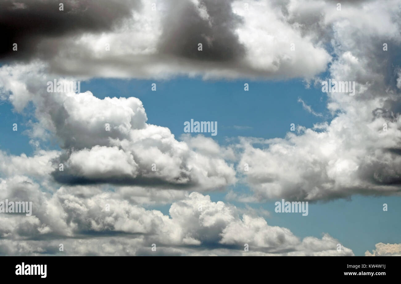 Cloud Layer in einem blauen Sommerhimmel Stockfoto