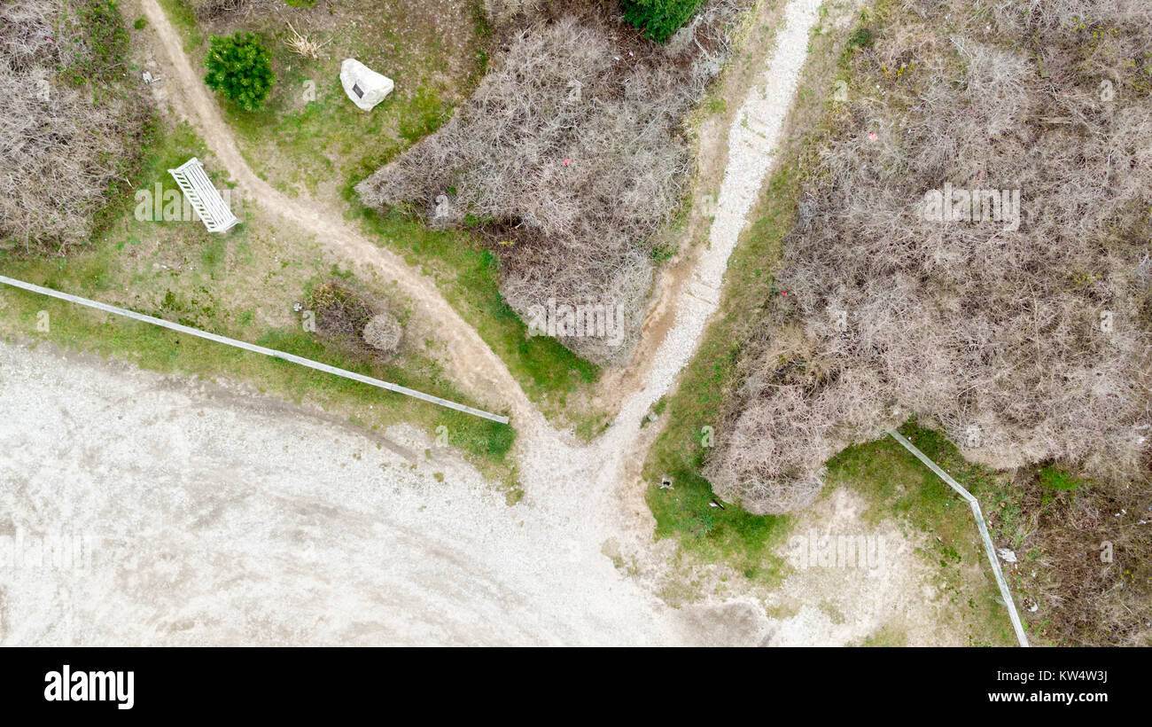 Eine Drohne Bild von Pfaden in einem drit Parkplatz mit Ursprung, der zu einem Strand in Montauk führen, NY Stockfoto