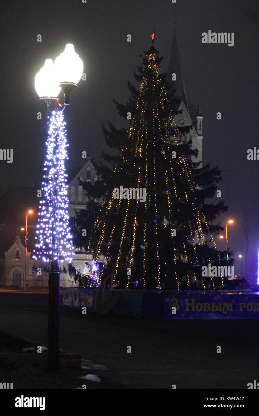 Helle Lichter auf Nacht Stadt Straße schöne Dekoration für das Neue Jahr und Weihnachten Stockfoto