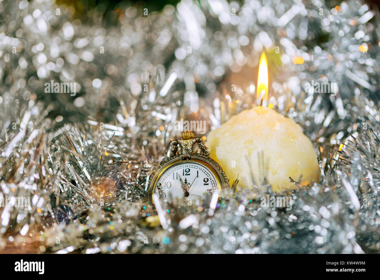 Neues Jahr und Weihnachten Silvester Weihnachten Dekoration und vintage Uhr und Kerze Stockfoto