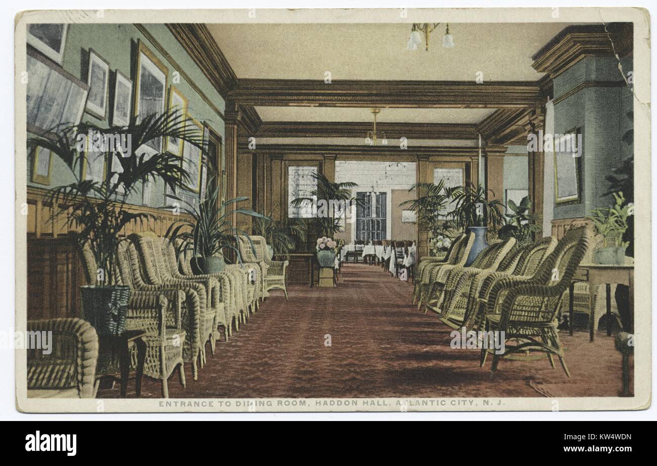 Eingang zum Esszimmer mit Topfpflanzen und Reihen mit Korbstühlen, Haddon Hall, Atlantic City, New Jersey, USA, 1914. Von der New York Public Library. () Stockfoto