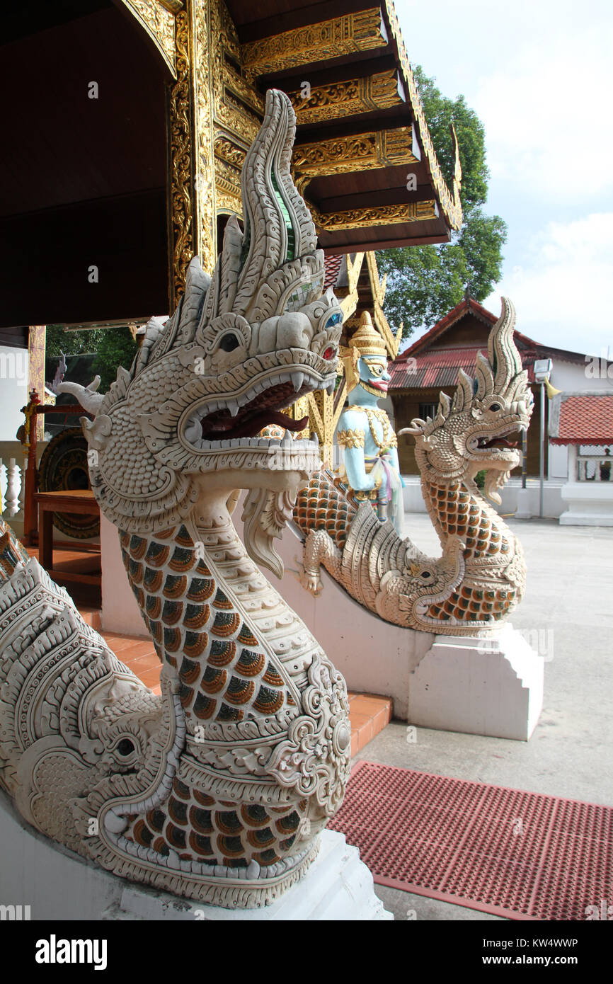 Eingang der Tempel Wat Phra That Si Chom Thong Wora Wiharn, in der Nähe von Chiang Mai, Thailand Stockfoto