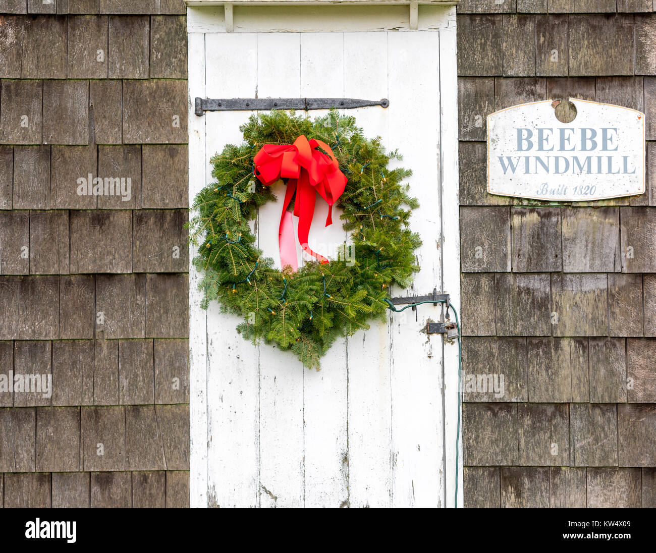 Beebe Mühle mit einem weihnachtlichen Kranz auf der Tür, bridgehampton, NY Stockfoto