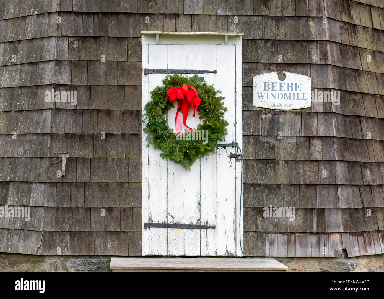 Beebe Mühle mit einem weihnachtlichen Kranz auf der Tür, bridgehampton, NY Stockfoto