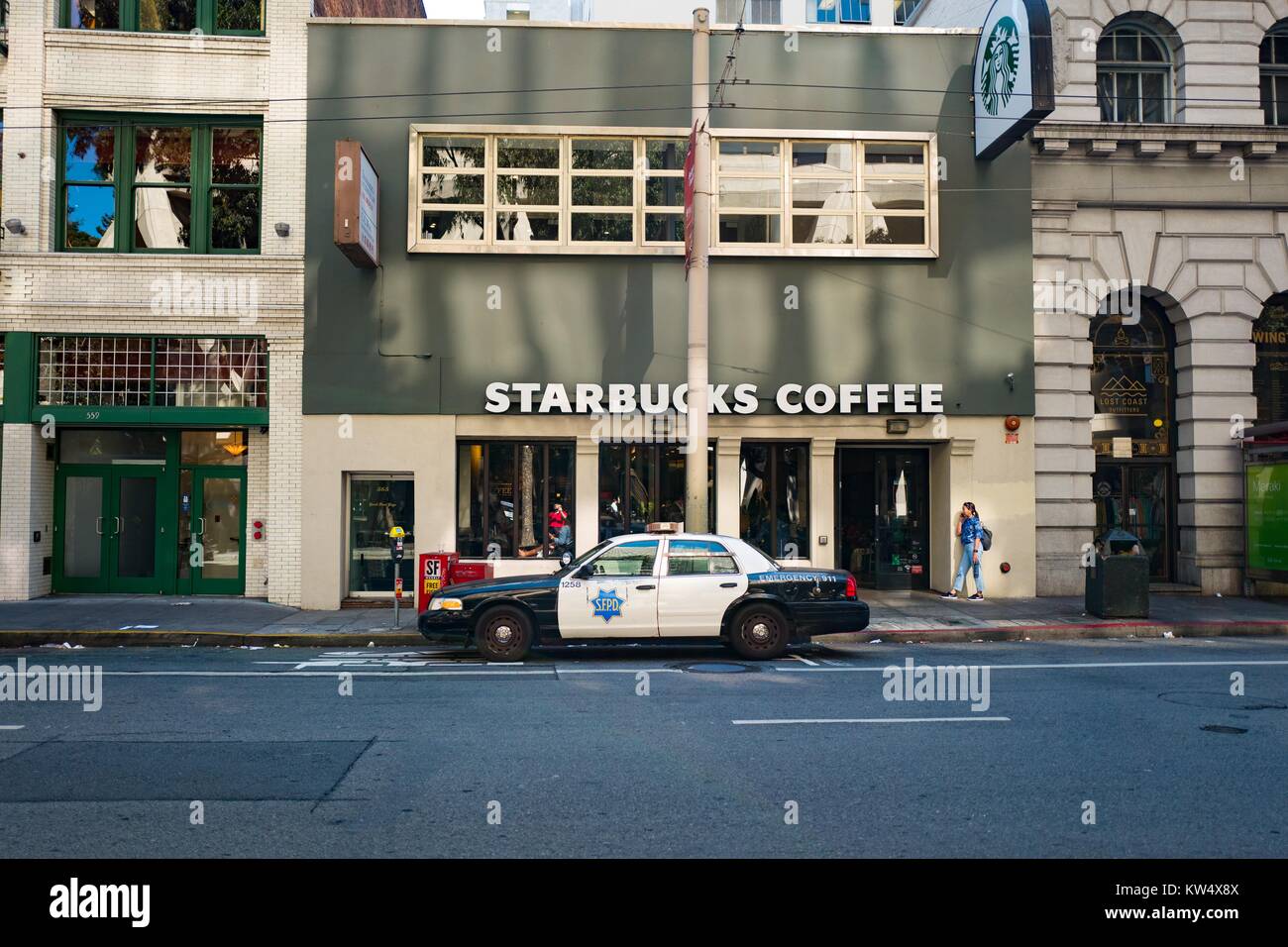 Ein San Francisco Police Department Polizei Cruiser außerhalb eines Kaffee von Starbucks Cafe in der Nähe von San Francisco, Kalifornien geparkt, 26. September 2016. Stockfoto