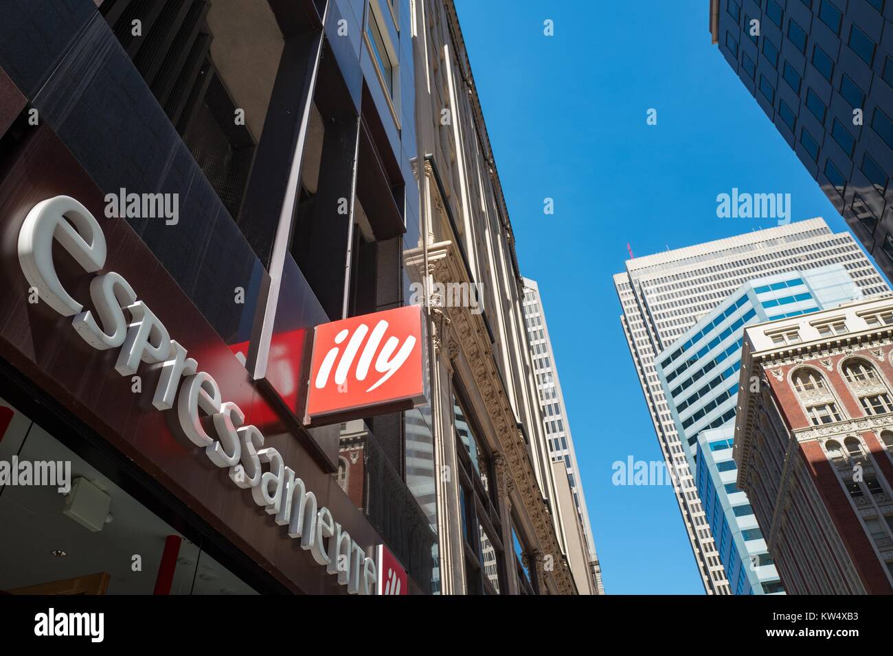 Illy Espresso Store im Finanzdistrikt Nachbarschaft von San Francisco, Kalifornien, USA, 26. September 2016. Illy, eine italienische Marke Premium Espresso, unterhält mehrere Stores in den Vereinigten Staaten, einschließlich der Store in San Francisco. Stockfoto