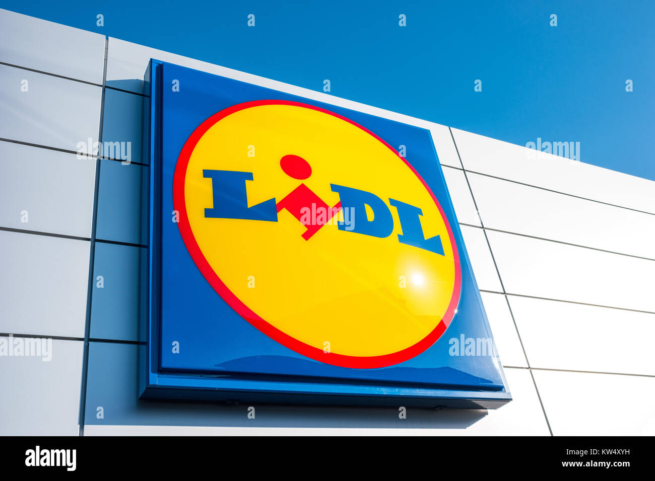 Das Schild für den Supermarkt LIDL. LIDL ist eine deutsche globale Discounter-Supermarktkette mit Sitz in Neckarsulm, Baden-Württemberg, Deutschland. Stockfoto