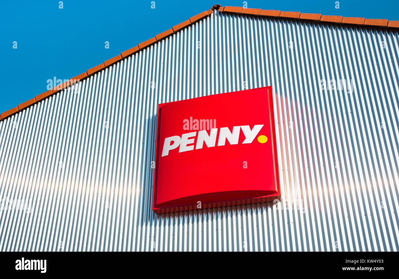 Penny-Schild. Penny is, eine Discounter-Supermarktkette mit Sitz in Deutschland, die 3.550 Filialen in Europa betreibt. Der Penny Market ist im Besitz des deutschen Rewe Stockfoto