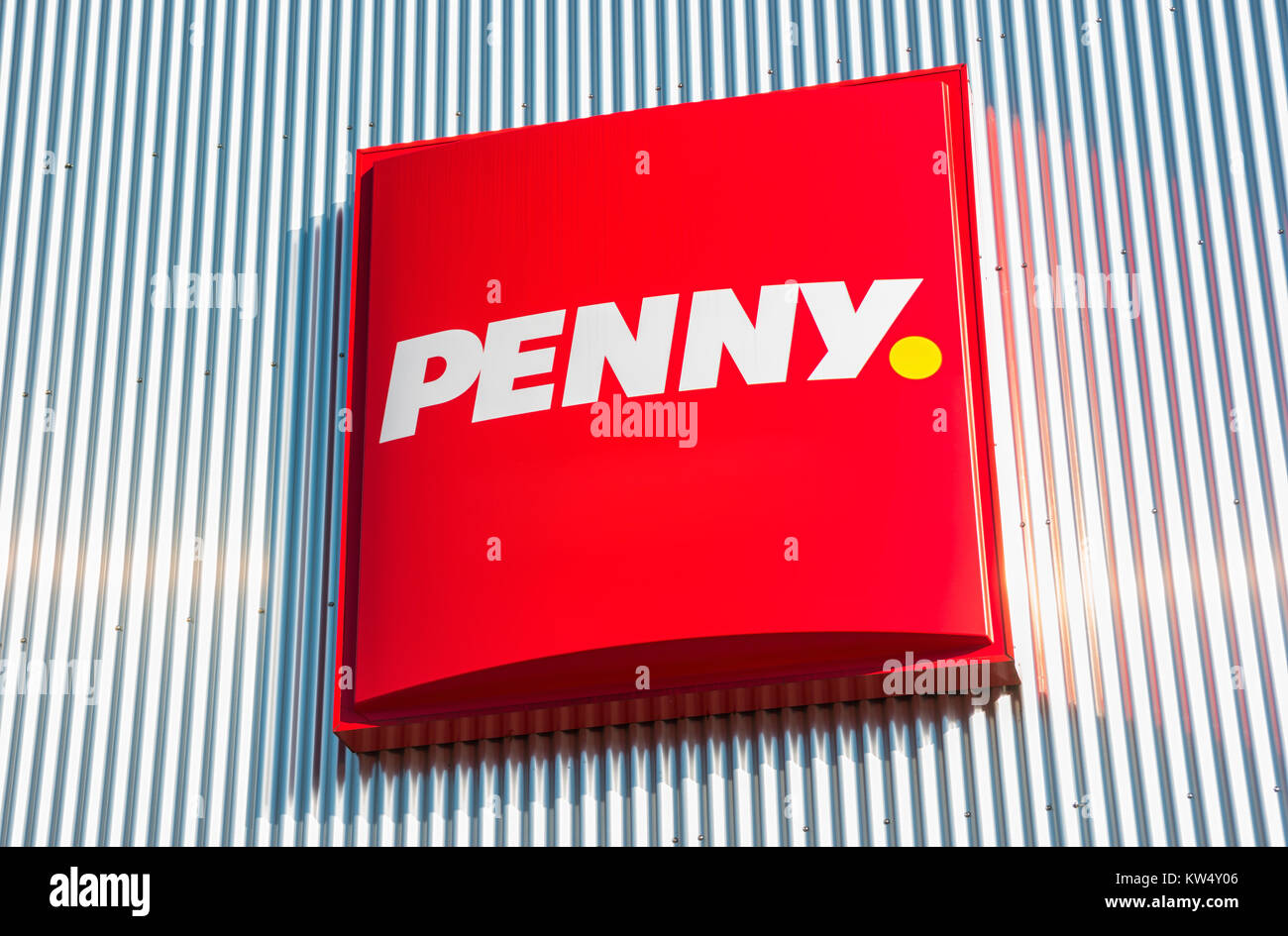 „Penny“-Logo. „Penny“ ist eine Discounter-Supermarktkette mit über 2800 Standorten in Europa. Stockfoto