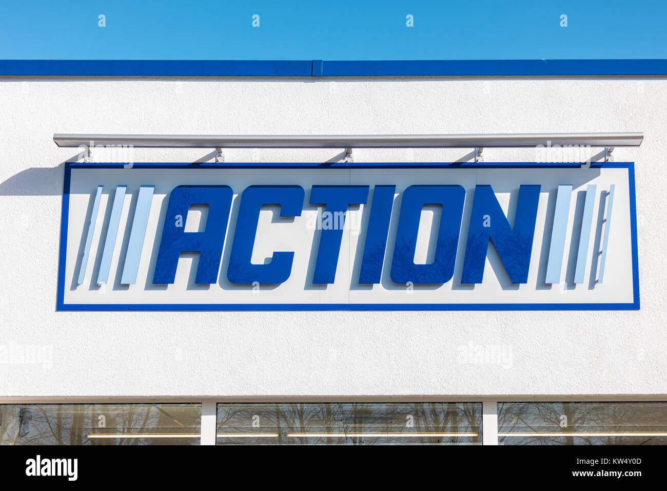 Logo des ACTION Store. ACTION ist ein internationaler Non-Food-Discounter mit über 35.000 Mitarbeitern und mehr als 850 Filialen in den Niederlanden und Belgien Stockfoto