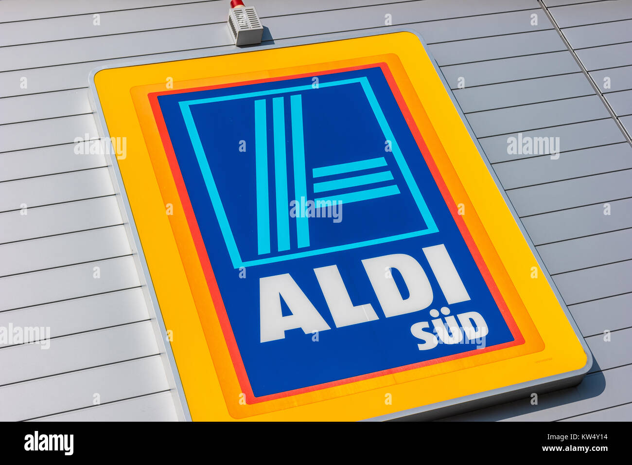 Aldi (Süd Abteilung) Zeichen gegen blauen Himmel. Aldi ist eine führende globale Rabatt Supermarktkette mit fast 10.000 Filialen in 18 Ländern. Stockfoto