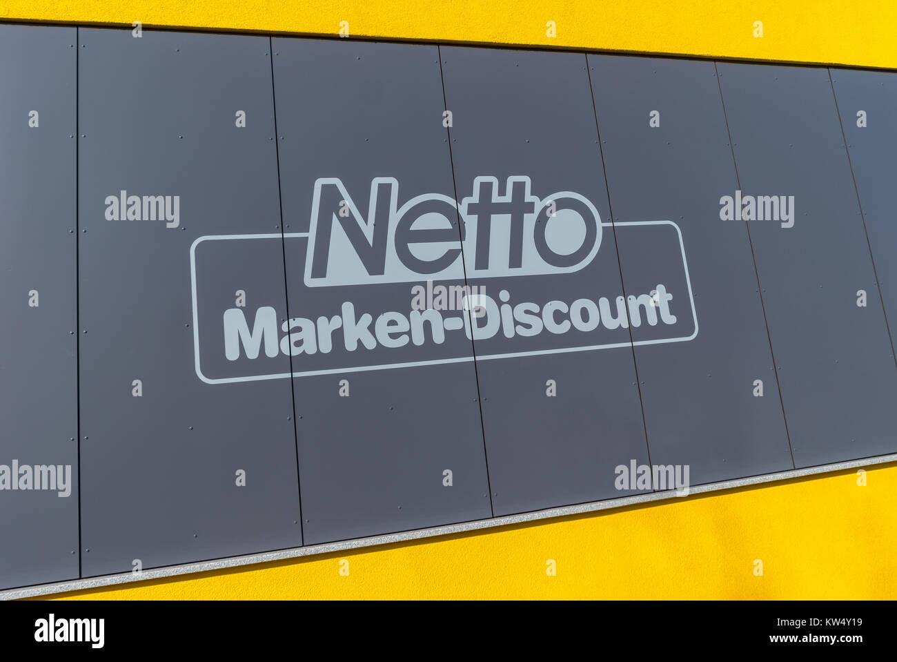 Netto-Store-Logo. Es gehört zur Edeka Group, dem größten deutschen Supermarktkonzern mit 250.000 Mitarbeitern. Stockfoto