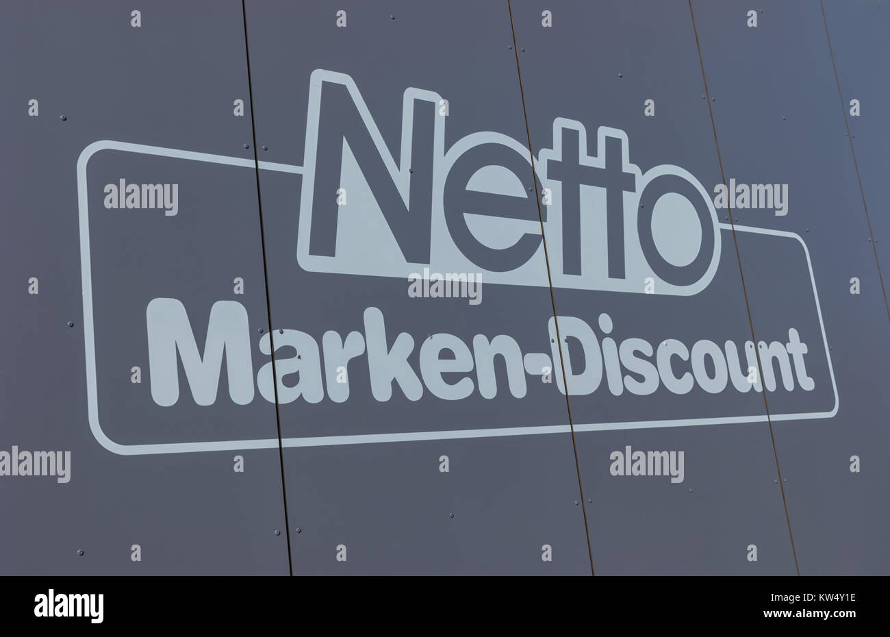 Schild für Netto-Discountgeschäft. Es gehört zur Edeka Group, dem größten deutschen Supermarktkonzern mit 250.000 Mitarbeitern. Stockfoto