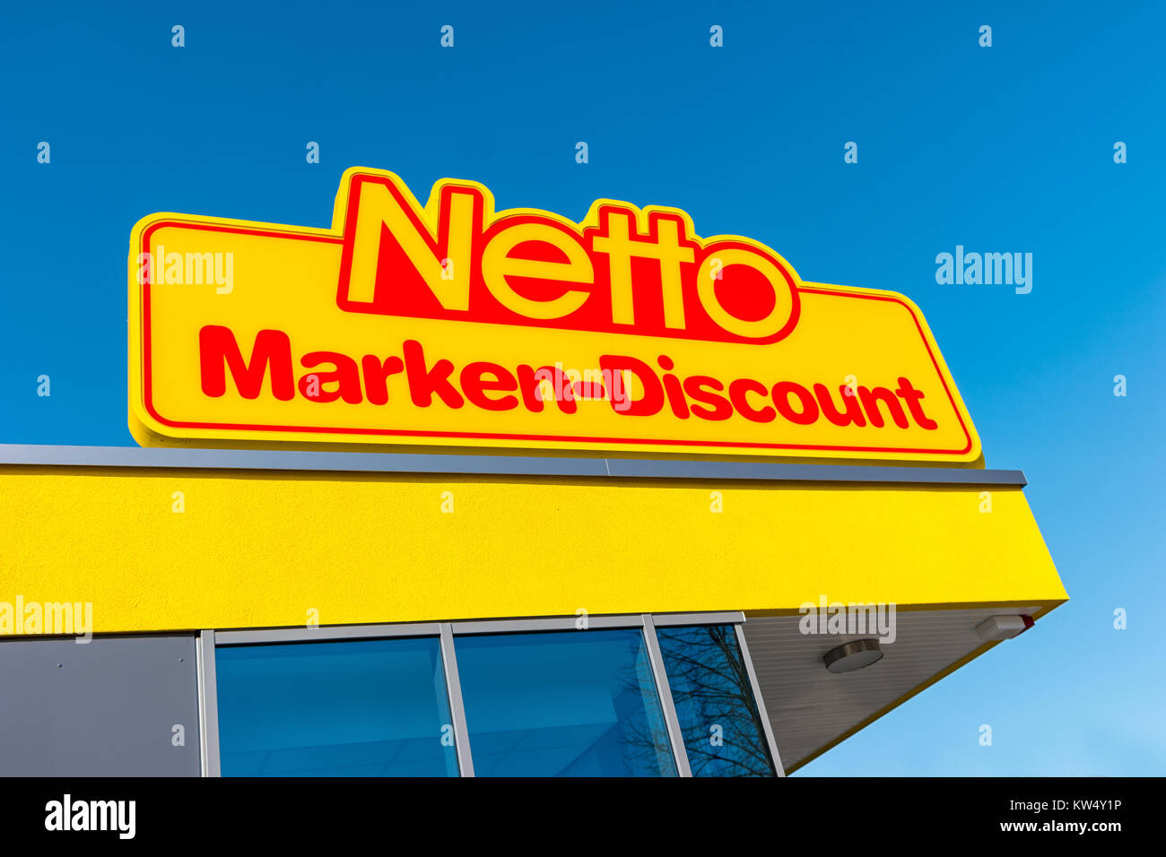 Netto-Discounter gegen blauen Himmel. Es gehört zur Edeka Group, dem größten deutschen Supermarktkonzern mit 250.000 Mitarbeitern. Stockfoto