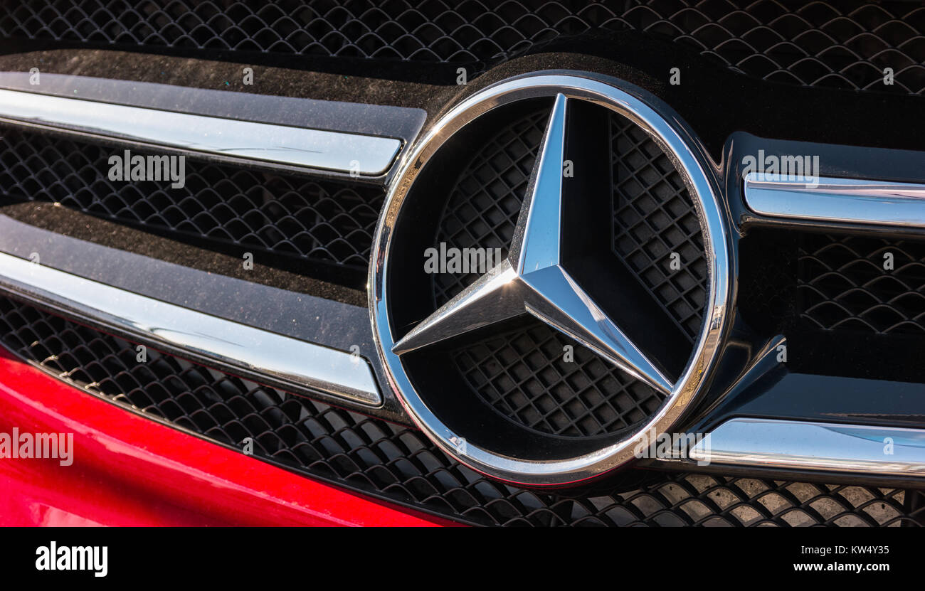 Mercedes Benz Logo auf einem roten Autogrill. Mercedes-Benz ist ein deutscher Automobilhersteller. Die Marke wird für Luxusfahrzeuge, Busse und Reisebusse verwendet Stockfoto